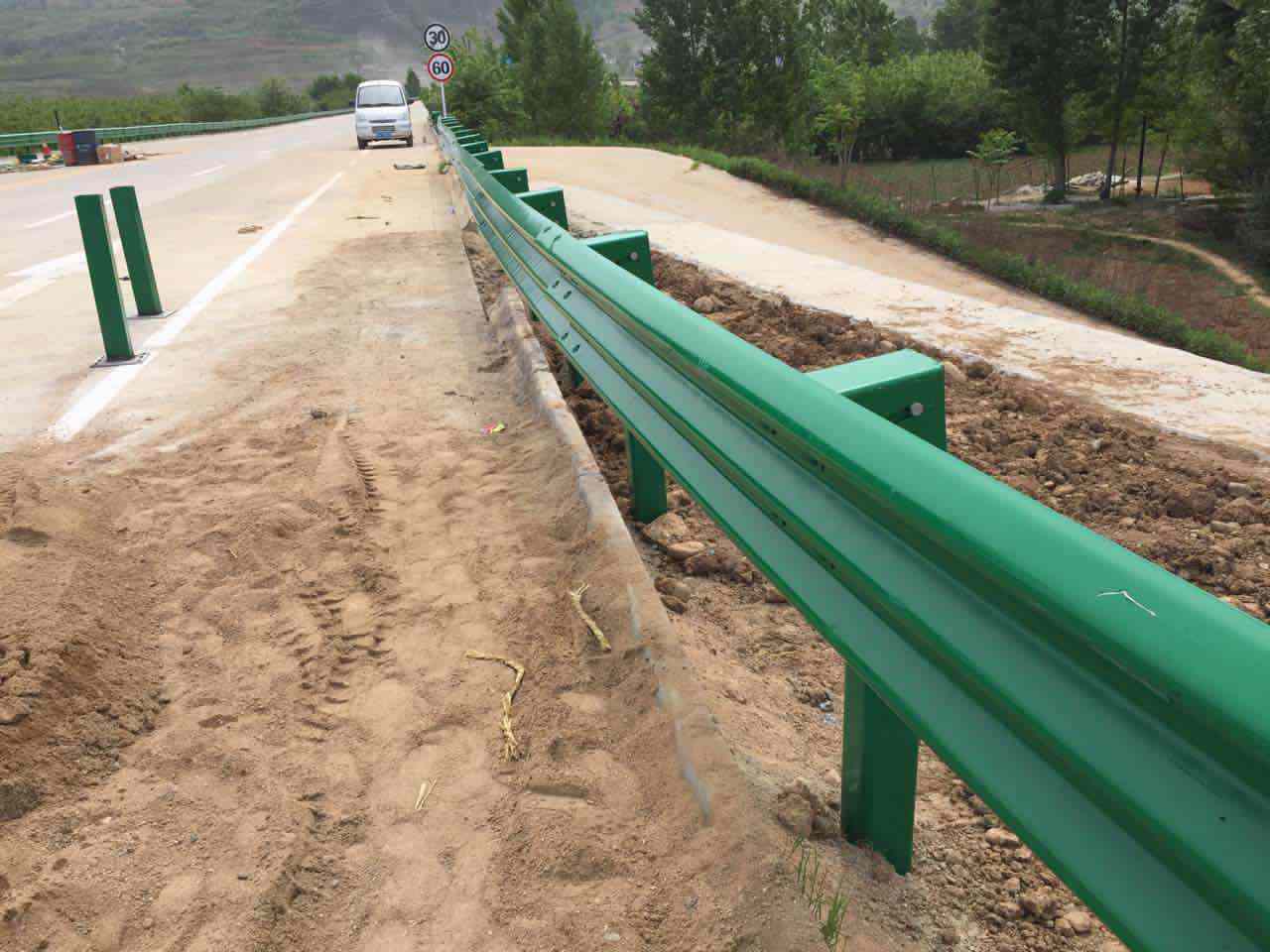 鄉(xiāng)村公路波形護(hù)欄